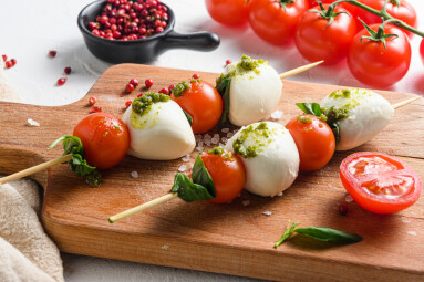 Talian,Food,-,Caprese,Salad,-,Skewer,With,Tomato,,Mozzarella