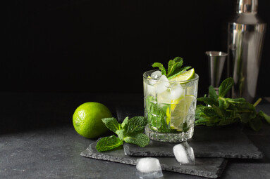 Refreshing,Summer,Mojito,Cocktail,With,Ice,Cubes,,Fresh,Mint,And