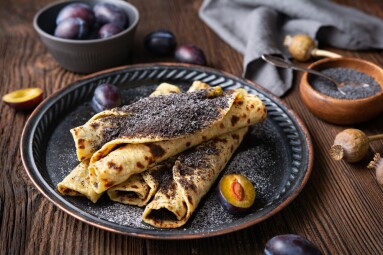 Lokse,,Traditional,Slovak,Potato,Flatbread,With,Plum,Jam,And,Poppy