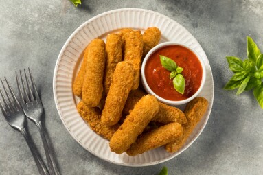 Homemade,Deep,Fried,Mozzarella,Sticks,With,Marinara,Sauce