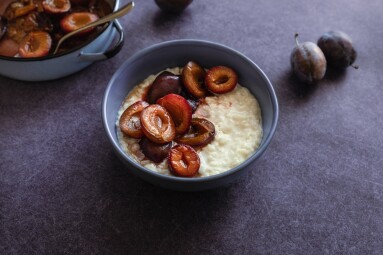 Rice,Pudiing,With,Sliced,Cooked,Plums,Served,In,A,Bowl