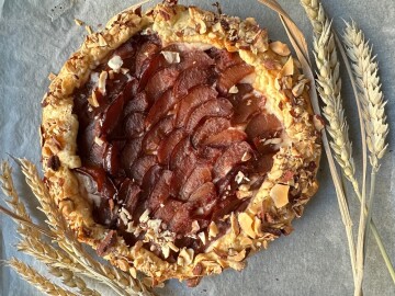 Galette,With,Cream,Cheese,,Plums,And,Nuts