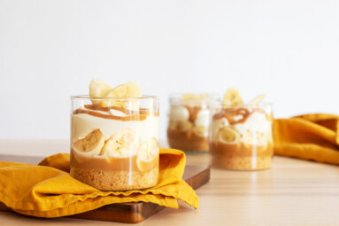 Homemade,Banoffee,Pie,In,A,Glass,Cup,On,Wooden,Table