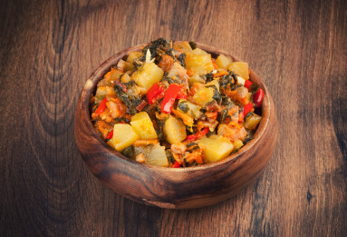 Vegetable,Ragout,In,A,Wooden,Bowl