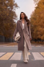 Elegant,Brunette,Woman,With,Long,Wavy,Hair,Wearing,Grey,Wool