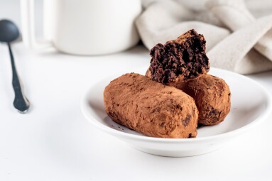 Chocolate,Potato,Cake.,Biscuit,With,Cream,And,Cocoa,Powder,On