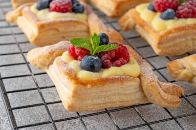 Danish,Puff,Pastry,Cakes,With,Custard,Cream,And,Fresh,Berries,