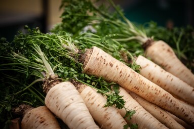 Selective,Blur,On,Parsnip,Roots,For,Sale,On,A,Serbian