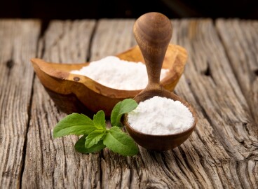 Stevia,Rebaudiana,,Sweet,Leaf,Sugar,Substitute,Isolated,In,Wooden,Spoon