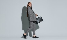 Beautiful,Woman,In,Stylish,Suit,And,Glasses,With,Bag,On