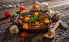 Meat,Stew,With,Vegetable,On,Rustic,Wooden,Background