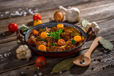 Meat,Stew,With,Vegetable,On,Rustic,Wooden,Background