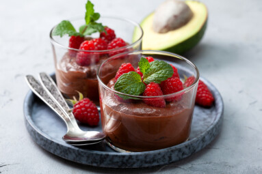 Avocado,Chocolate,Mousse,With,Raspberries,In,Glass,Serving,Glasses,On