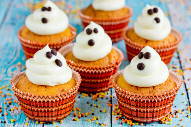 Halloween,Ghost,Cupcakes,,,Homemade,Sweet,Pumpkin,Cakes,With,Cream