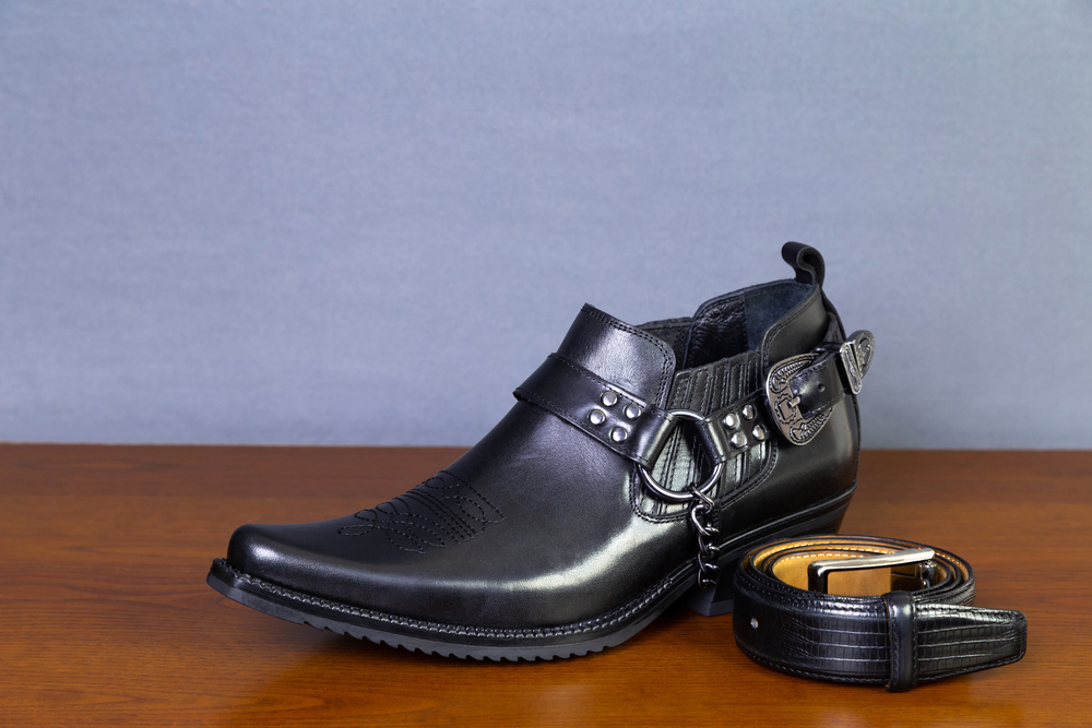 Black,Leather,Men's,Cowboy,Shoe,And,Belt,On,Wooden,Table,