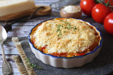 Tomato,Vegetable,Crumble,With,Aromatic,Herbs,And,Grated,Parmesan,Cheese