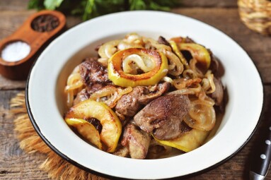 Fried,Chicken,Liver,With,Onions,And,Apples,In,Olive,Oil.