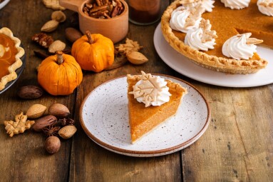 Traditional,Pumpkin,Pie,For,Thanksgiving,With,Whipped,Cream,And,Leaf