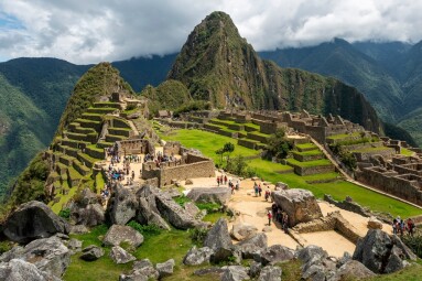 Machu,Picchu,Ruins,With,Tourists,With,Dramatic,Clouds,,Machu,Picchu