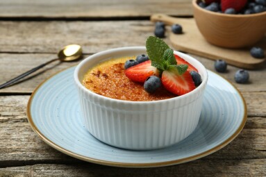 Delicious,Creme,Brulee,With,Berries,And,Mint,In,Bowl,On