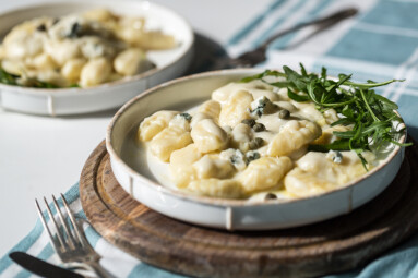 Homemade,Gnocchi,With,Creamy,Gorgonzola,Sauce,,Capers,And,Arugula,In