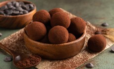 Chocolate,Truffles,Covered,With,Cocoa,Powder,In,Brown,Wooden,Bowl