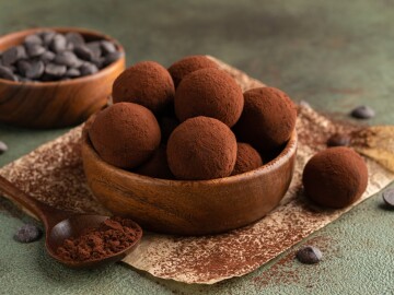 Chocolate,Truffles,Covered,With,Cocoa,Powder,In,Brown,Wooden,Bowl