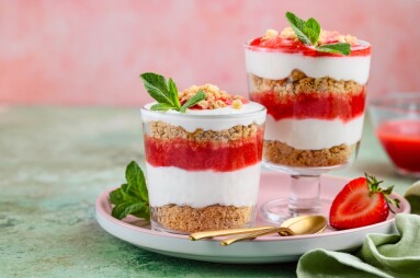 Crispy,Creamy,Strawberry,Trifle.,Delicious,Summer,Dessert,Of,Shortbread,Crumbs,