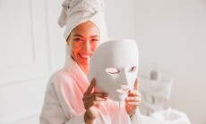 Beautiful,Young,Woman,Getting,A,Led,Light,Therapy,Mask,Treatment