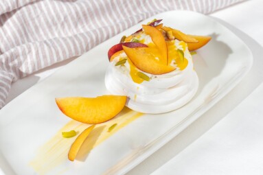 Dessert,Pavlova,Of,Meringue,With,Passion,Fruit,,Nectarines,And,Pistachio