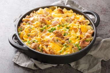 Homemade,Cheesy,Tuna,Casserole,With,Peas,And,Egg,Noodles,Closeup