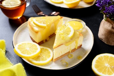 Fresh,Baked,Homemade,Lemon,Cheesecake,With,Lemon,Curd,And,Lemon