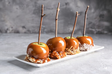 Delicious,Caramel,Apples,With,Tree,Branches,On,Plate