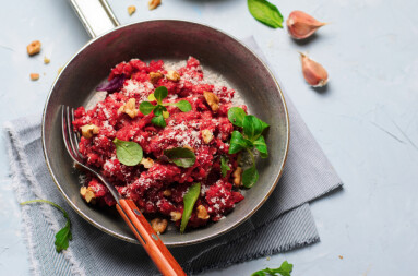 Beetroot,Risotto,With,Parmesan,,Italian,Cuisine,,Vegetarian,Meal