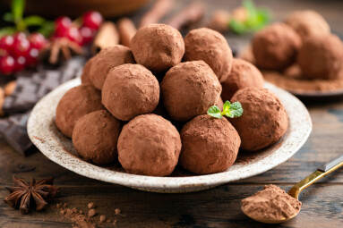 Homemade,Chocolate,Truffles,On,Plate,On,Wooden,Table,Closeup,View.