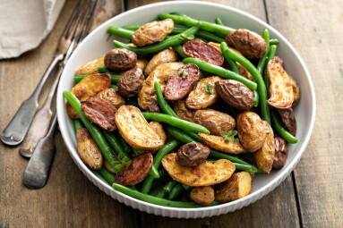 Roasted,Crispy,Fingerling,Potatoes,With,Green,Beans,In,A,Serving