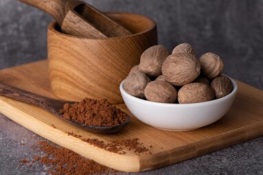 Nutmeg,Macro,In,A,Bowl.,Nutmeg,Powder.,Nutmeg,Spice,In