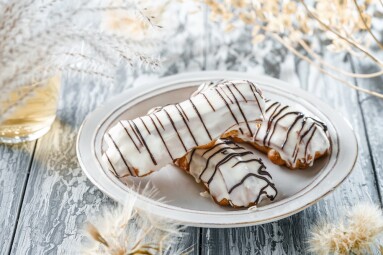 Eclairs,Or,Profiteroles,With,White,Chocolate,Glaze,In,Plate,Over