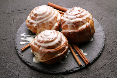 Tasty,Buns,With,Cinnamon,On,The,Table.