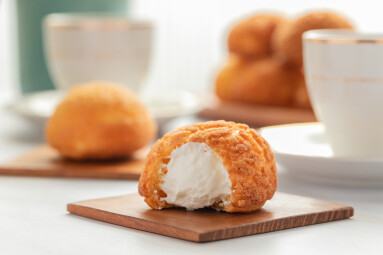 Japanese,Cream,Puff,On,Wooden,Plate