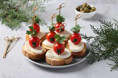 Canapes,Of,Mozzarella,,Cherry,Tomatoes,,Green,Olives,,Parsley,On,Croutons