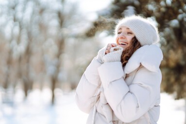 Winter,Portrait,Of,A,Happy,Woman,In,A,Snowy,Park.