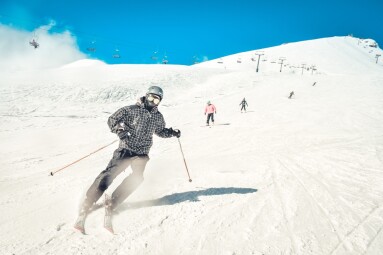 Close,Up,Extreme,Male,Skier,On,Piste,Ski,Downhill,Stops