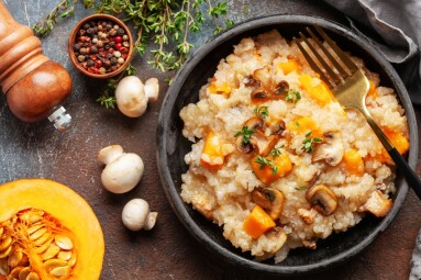 Pumpkin,Mushrooms,Risotto,With,Fresh,Thyme,In,Ceramic,Bowl.,Italian