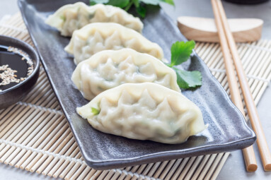 Steamed,Korean,Dumplings,Mandu,With,Chicken,Meat,And,Vegetables,On