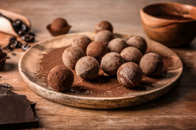 Tasty,Sweet,Truffles,On,Wooden,Plate