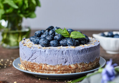 Round,Blueberry,Vegan,Cheesecake,With,Berries,On,A,Brown,Background