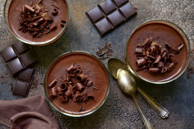 Delicious,Chocolate,Mousse,In,A,Glasses,On,A,Dark,Brown