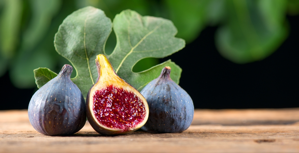 Ripe,Fig,Fruits,With,Leaf,Close-up.,Beautiful,Sweet,Fresh,Organic