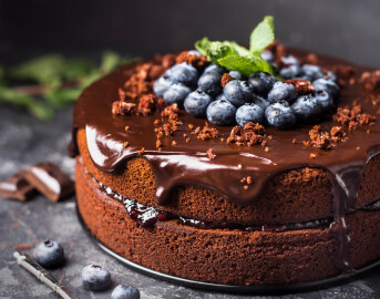 Chocolate,Cake,With,Berries